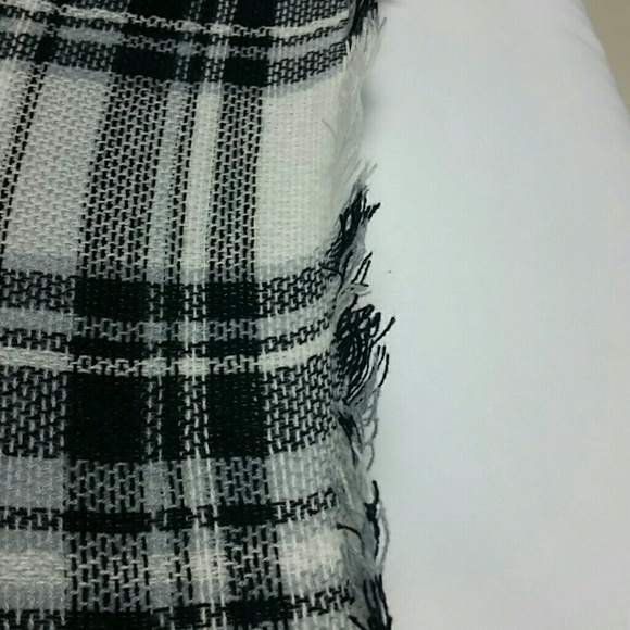 Modcloth oversized scarf/shawl black/white plaid - Picture 6 of 6